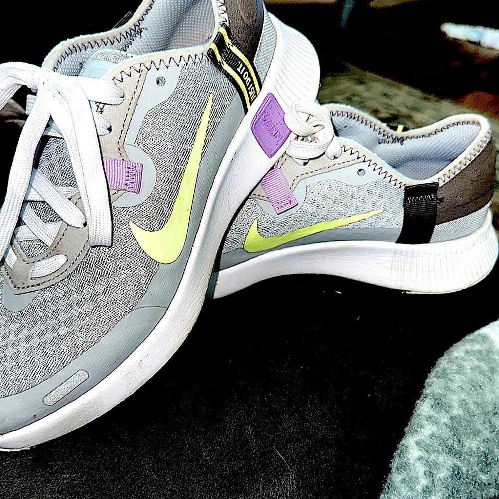 Nike running shoes size 4.5 fit like a woman’s size 5.5